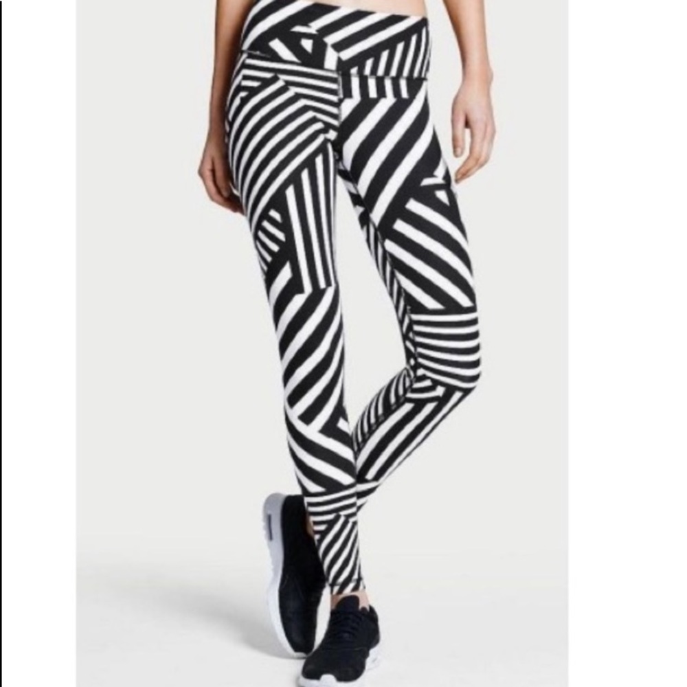 Knockout Victoria’s Secret Tight. Black and White!